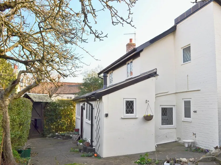 2 bedroom accommodation in Charmouth - Image 1