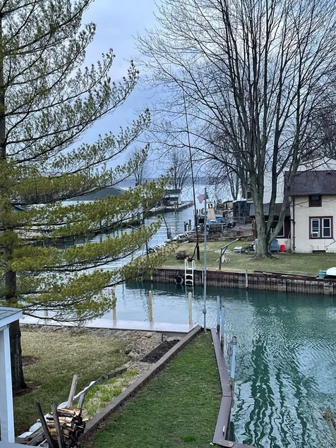 Adorable 2 Bedroom Vacation Rental Located on Canal - Image 1