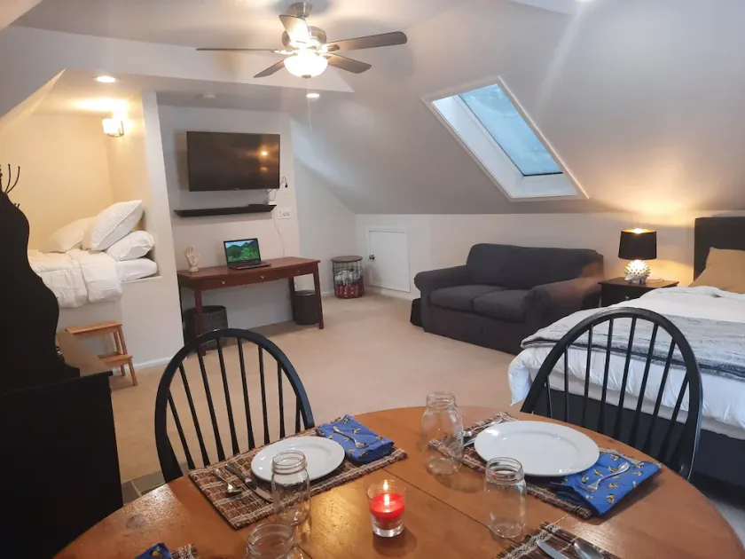 Studio 154 tucked away, peaceful and convenient access to the upper valley NH. - Image 1
