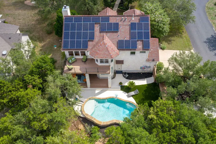 Enjoy a day on the lake or at your own private pool! - Image 1