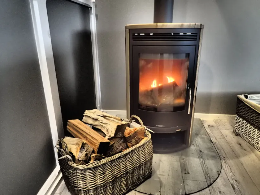 High quality holiday home with WiFi, fireplace & underfloor heating - Image 1