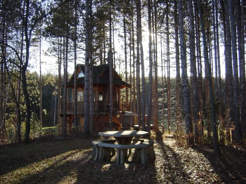 Tree House getaway with swimming, 18km of Hiking and MTN Biking Trails. - Image 1