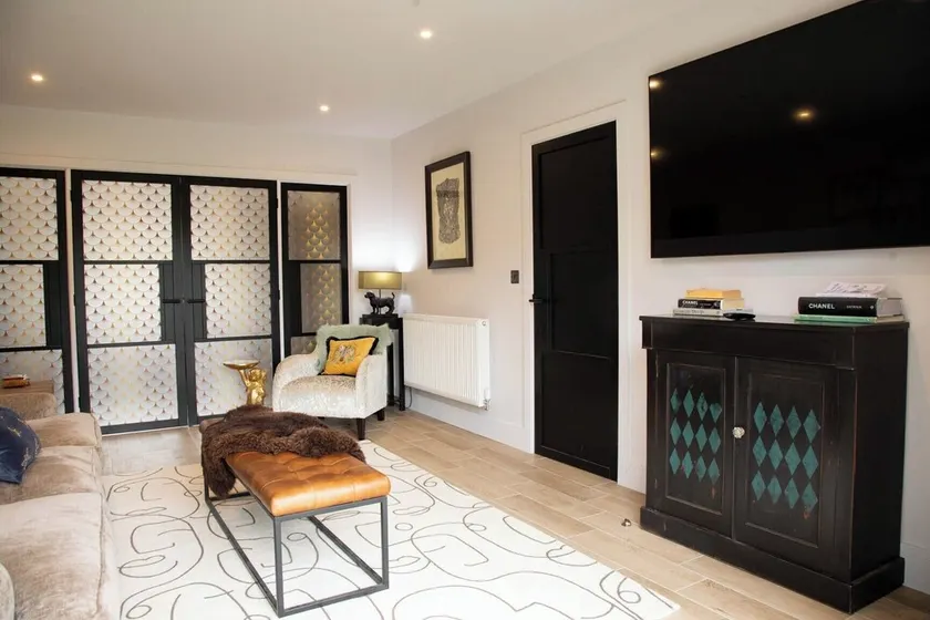 House Sleeps 10 with Enclosed Garden - Image 1