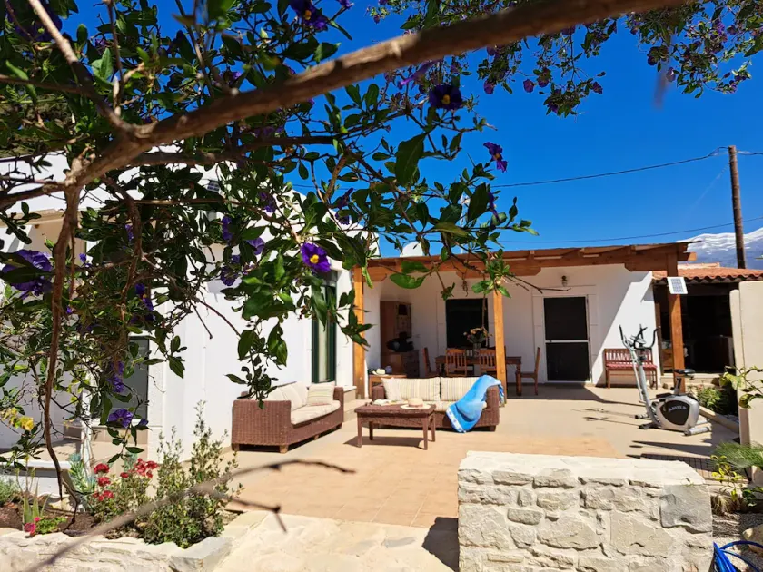Holiday home a few steps from the beach with private secluded garden - Image 1