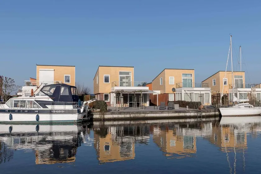 Luxus Ferienhaus mit vollständig geplatteter Terrasse an der Wasserseite. Unter der Terrassen-Überda - Image 1