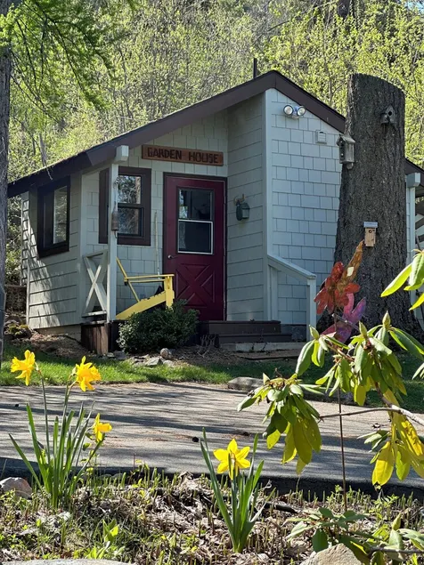 Peaceful newly renovated 1 bdrm cottage near owner occupied deep water lake home - Image 1