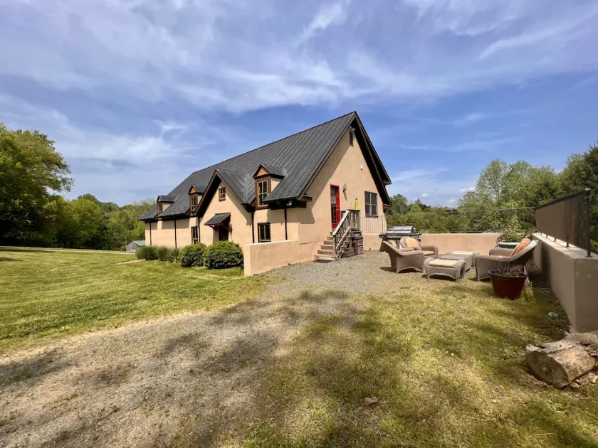 Alpacas, Rolling Hills & Starry Nights – Peaceful 3-Bedroom Farm Retreat - Image 1