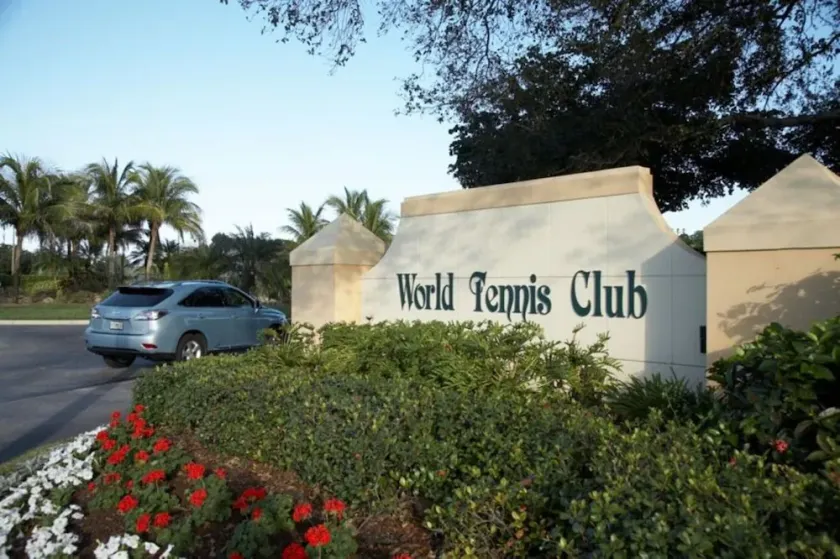 Villa au World Tennis Club avec 16 courts de tennis et piscine privée - Image 1