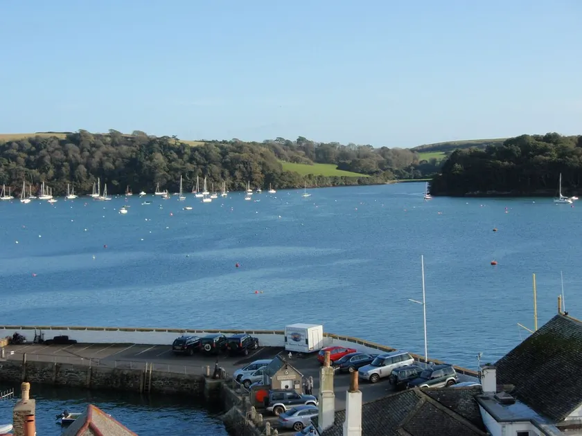 Crows Nest: a modern apartment in the centre of St Mawes with stunning sea views - Image 1