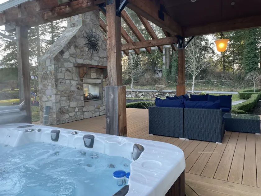 9 bdrm home, sleeps 26 w/ hot tub/gym/theatre/bar - Image 1