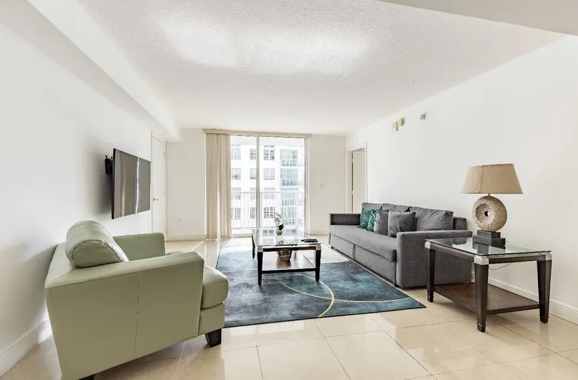 Pool View 2Bedroom Lux Brickell - Image 1