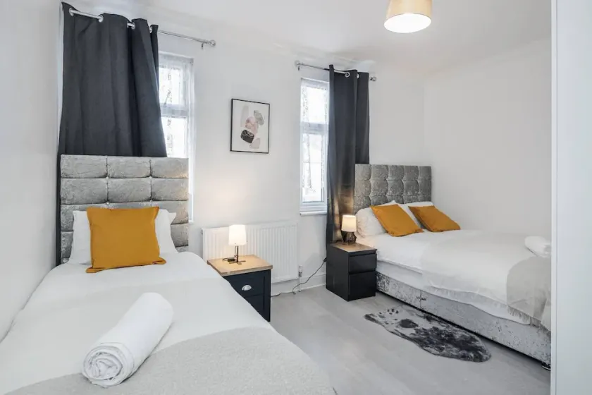 Stunning Top 2 Bed Flat Tilbury Central Location - Image 1