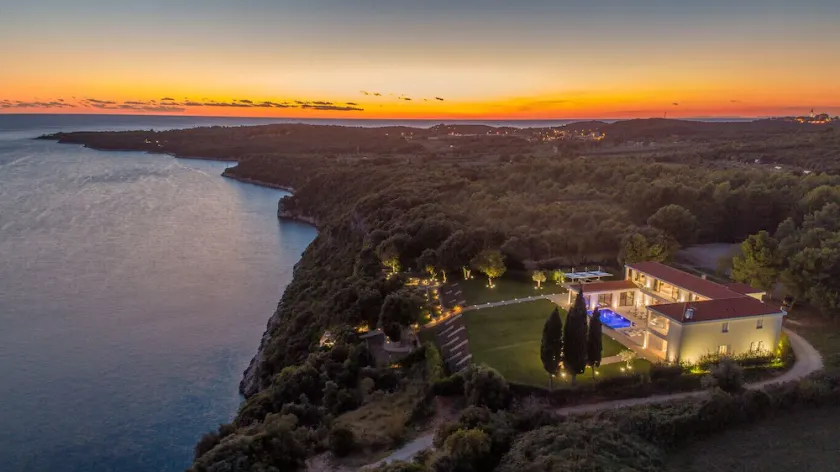 Luxury Villa La Reina for 10 people only 20 meters from the sea with wellness & heated pool near Poreč - Image 1