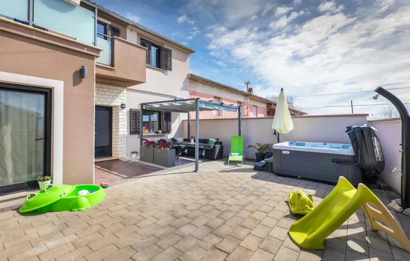 Amazing Home In Marcana With Jacuzzi - Image 1