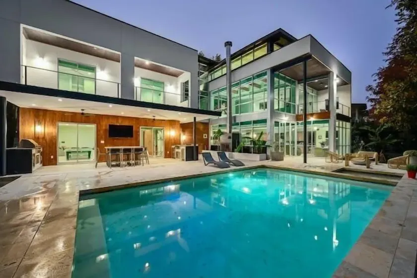 Above Emerald | Waterfront I Dock I Lake Austin | Pool&Spa I Game Room - Image 1