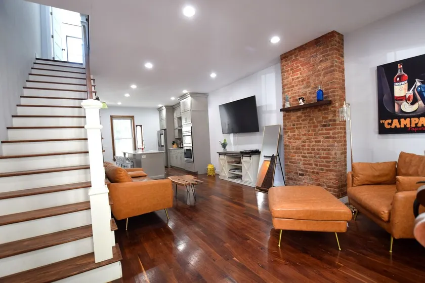 Modern 2 Bedroom Home with Spacious Yard - Image 1
