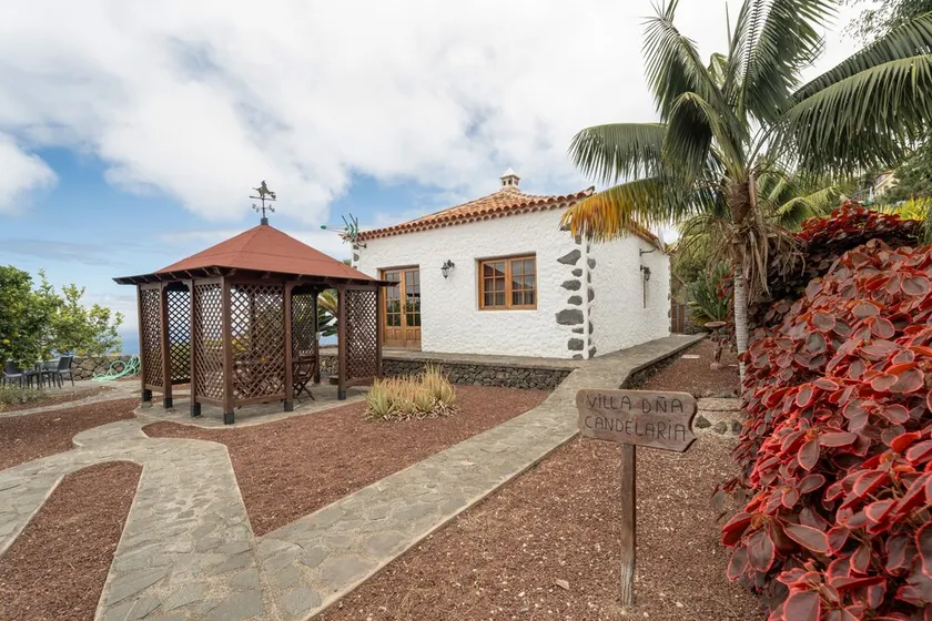 Holiday Home \"Candelaria\" with Mountain and Sea Views, Pool, Terrace and Wi-Fi - Image 1