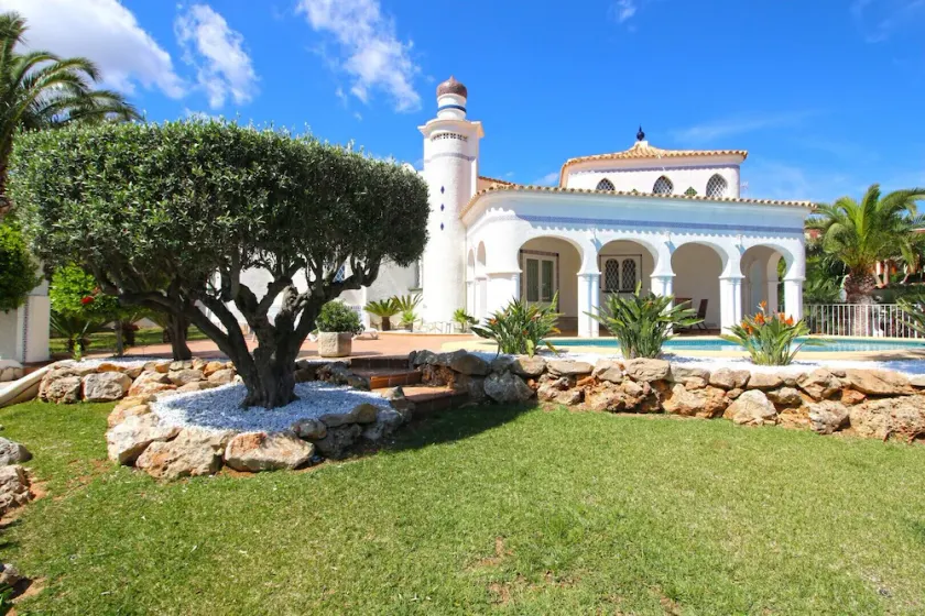 Luxurious Villa with air conditioning and pool Marquesa GU 4 People - Image 1