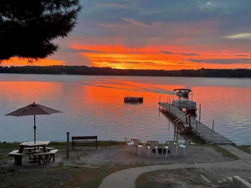 No steps to the lake/sandy beach/hot tub/fireplace/amazing sunsets - Image 1