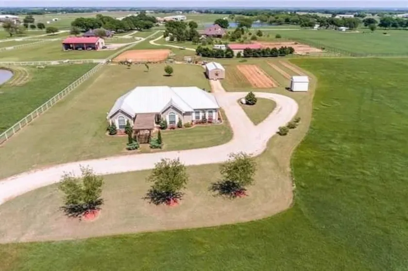 Beautiful 8.5 acres farm house with sunroom and basketball court - Image 1
