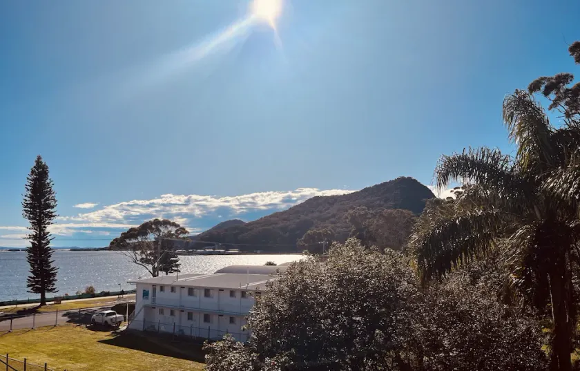 Mesmerising Shoal - Top floor Apartment opposite Shoal Bay beach - Image 1
