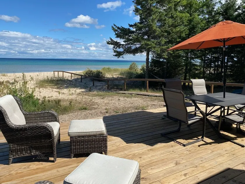Lakefront Cottage on Soft Sand - Image 1
