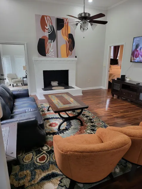 Remodeled historic home 1 min from the Governors mansion and 5 min from downtown - Image 1