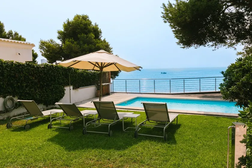 chalet con piscina en primera línea de mar. Excepcionales vistas - Image 1