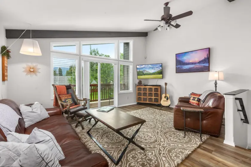 Immaculate 3 bedroom with hot tub , AC , close to golf course , Whitefish lake , Whitefish Trails! - Image 1