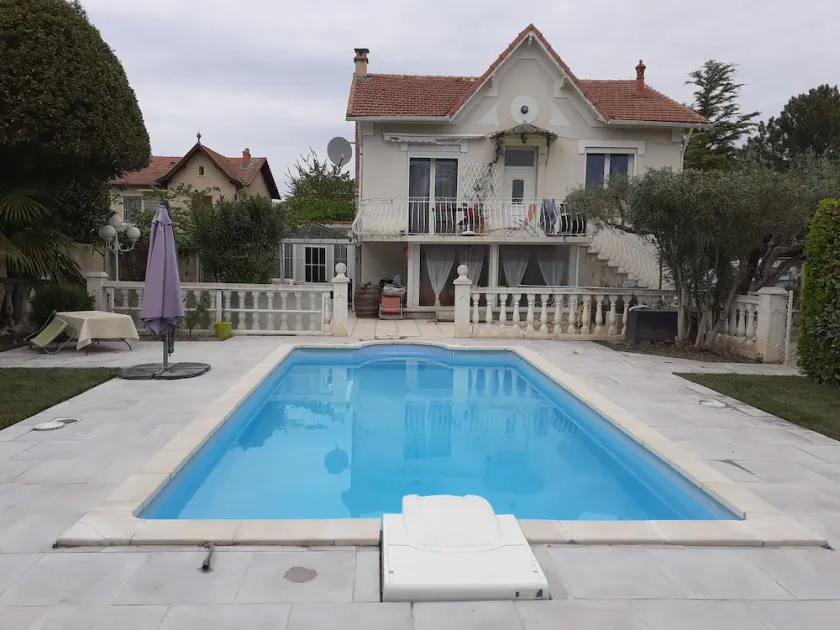 Haus auf 1000m2 mit Schwimmbad und Grünfläche - Image 1