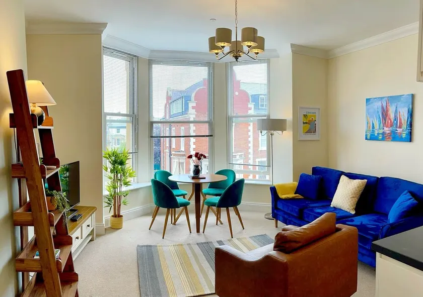 Stylish apartment with free parking, lift and views - Image 1