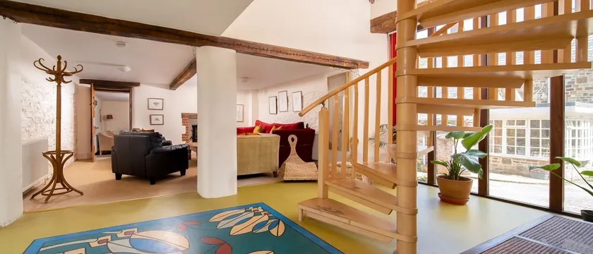 Grange de Weirmarsh. Grande grange aménagée avec grand bain à remous et salle de jeux. - Image 1