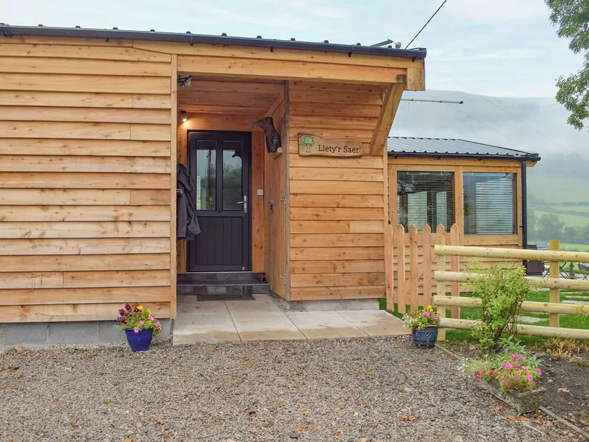 2 bedroom accommodation in Penybontfawr, near Llanfyllin - Image 1