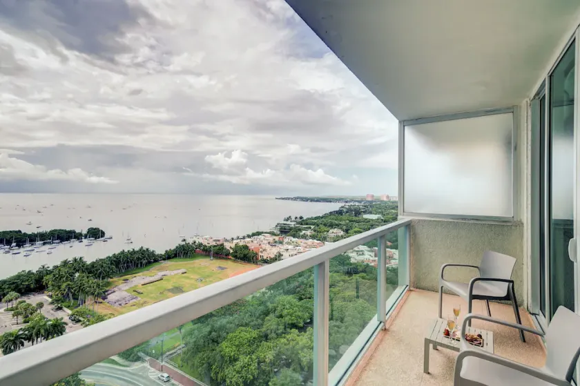 Direct Bayview One Bedroom Condo in Coconut Grove Includes parking - Image 1