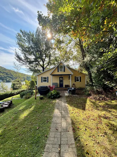 Lac Lippé Cottage – Kayak & Paddle Included - Image 1