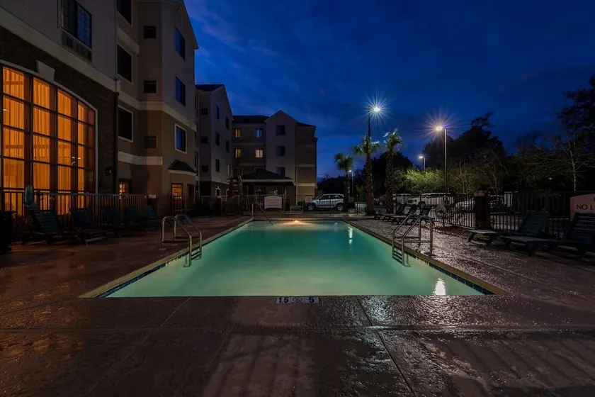 Outdoor Pool + Near to the Beach | 1 Bedroom - Image 1