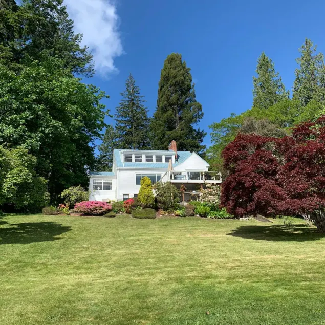 Beachfront retreat with Mt. Rainier views - Image 1