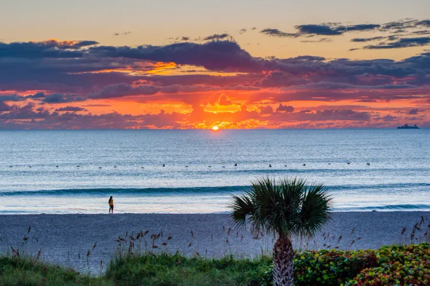 Direct oceanfront w/ putting green. - Image 1