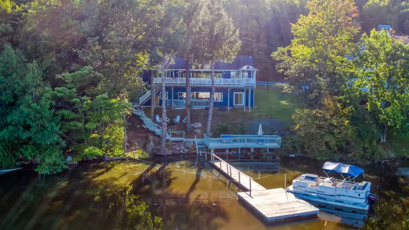 Starlight Lakehouse; Your Magical 5 Bdrm Getaway! W/ BRAND NEW 7 SEATER HOT TUB! - Image 1