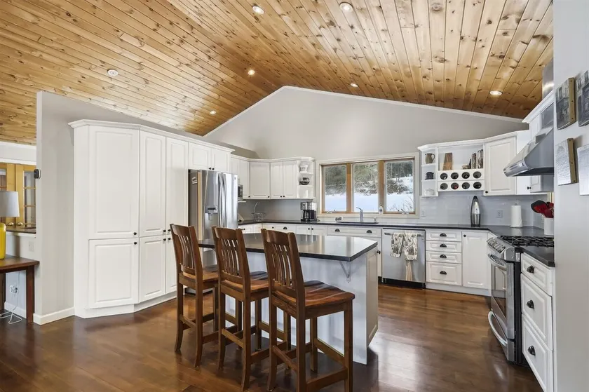 Pine Lodge: 4 br, fireplace, a/c, pool table, pond and deck! - Image 1