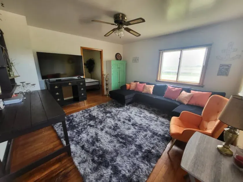 Adorable 1 Bedroom Bungalow - Image 1