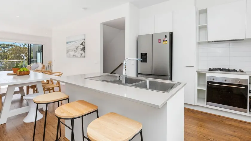 OSPREY - MORNINGTON. Walking distance to Mornington's cafe culture. - Image 1