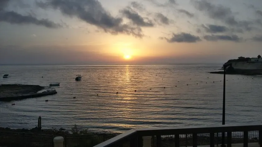 MERHBA BEACH FRONT ECKE WOHNUNG. - Image 1