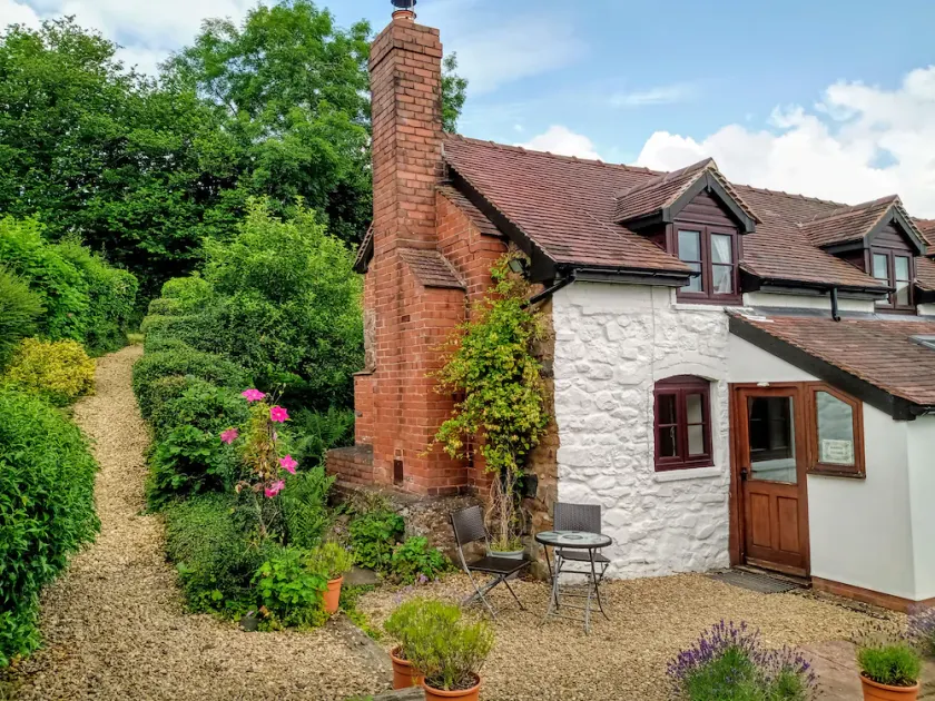 Beautiful and Quiet Rural hideaway for two near Ludlow with stunning views - Image 1