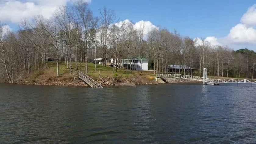 5 BR Retreat on Beautiful Smith Lake & Close to I-65 - Image 1