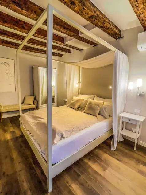 CHARM MEETS COMFORT - Image 1