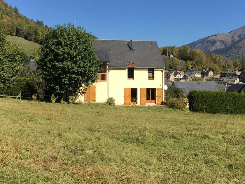 Family house near Lake Genos - Image 1