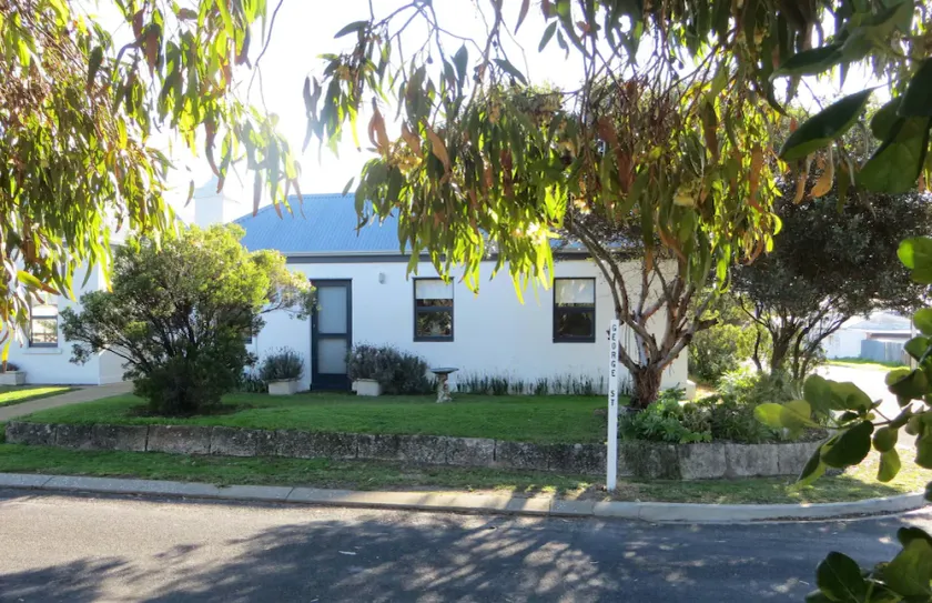 Aunty Annie's Historic Cottage - Image 1