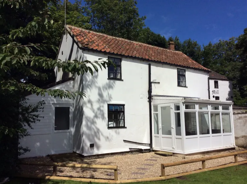Lovely riverside cottage in the grounds of a landmark watermill - Image 1