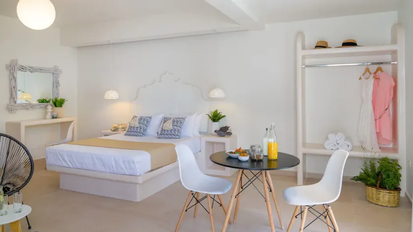 Sweet Home Naxos - Image 1